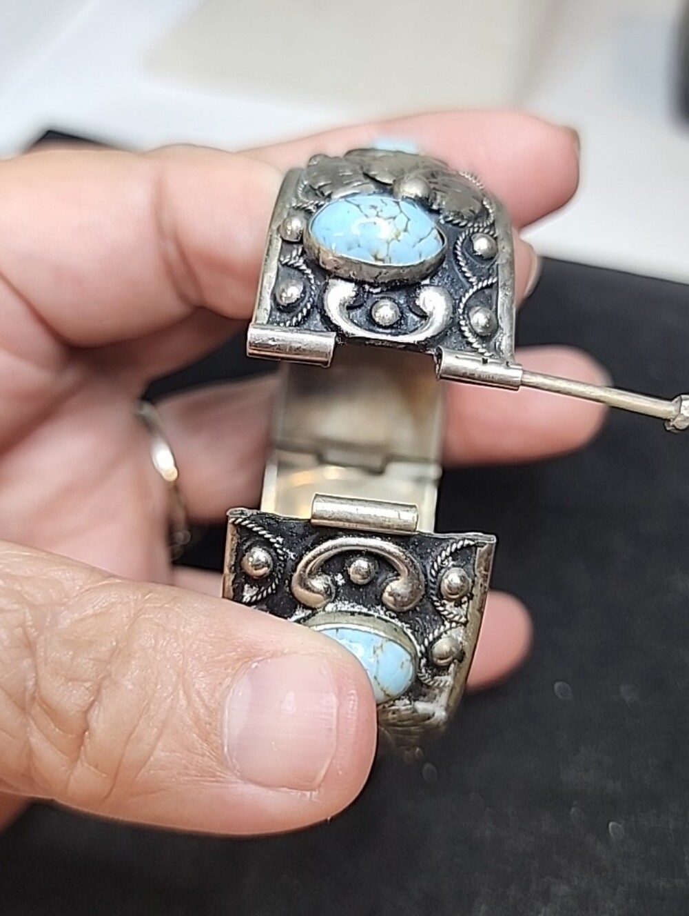 Vintage Cuff Bracelet W/Turquoise Cabochons & Silver Embossed Leafs - Picture 10 of 10
